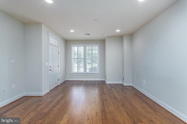 Building Photo - 2308 Potomac Ave