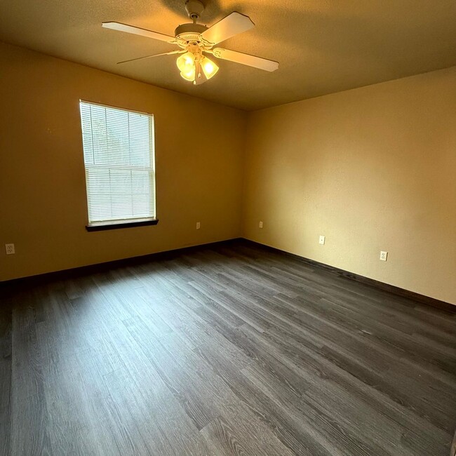 Building Photo - $500 Off 1st Full Month!* All Utilities In...