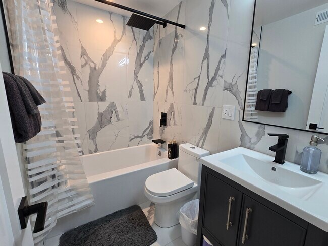 Baño - 64 E Cedar St