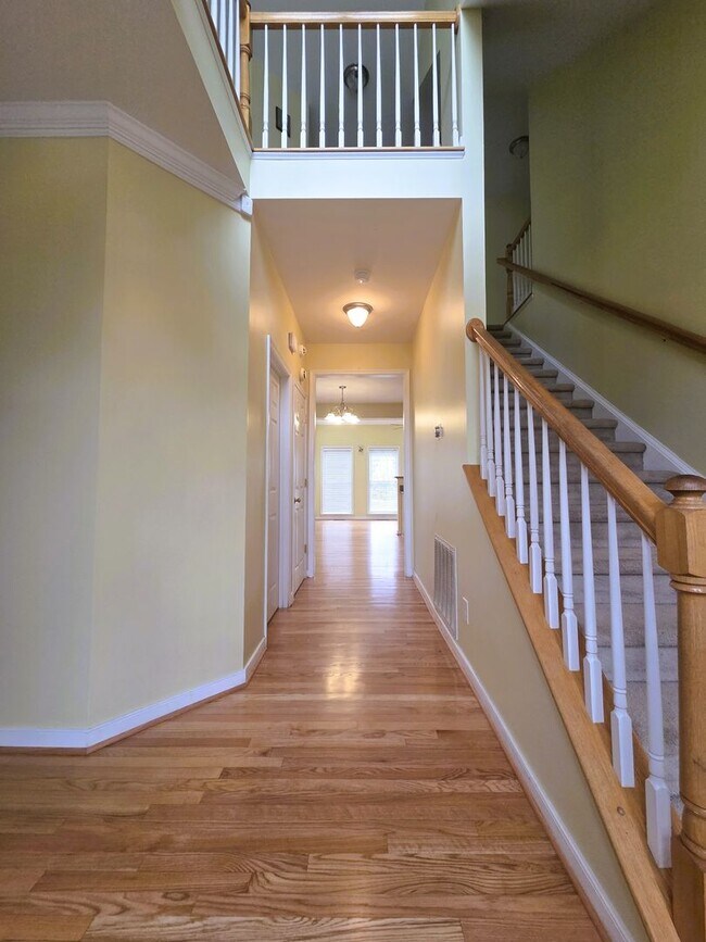 Foto del edificio - Stately brick front contemporary on huge c...