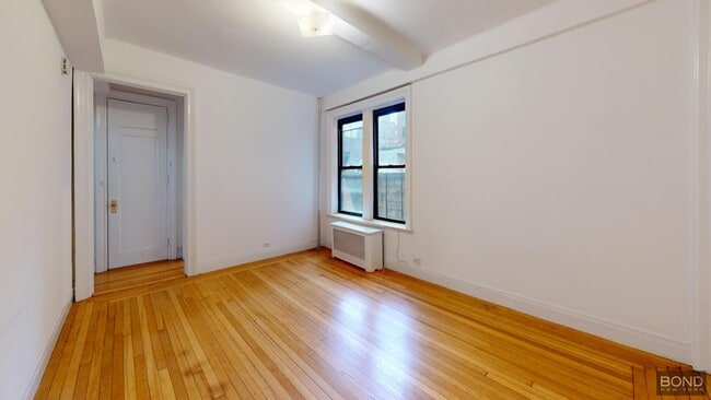 Building Photo - 325 W 77th St