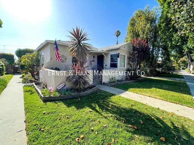 Building Photo - Historical Wrigley Area!! Lovely 2 Bedroom...