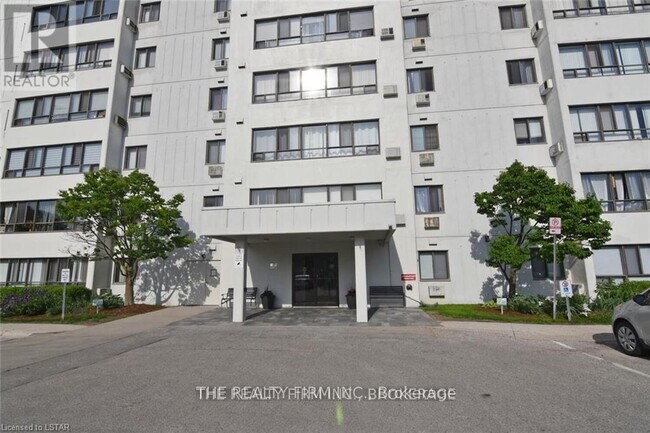Photo du bâtiment - 135 Base Line Rd W