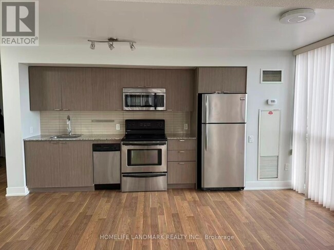 Photo du bâtiment - 23 Sheppard Ave E