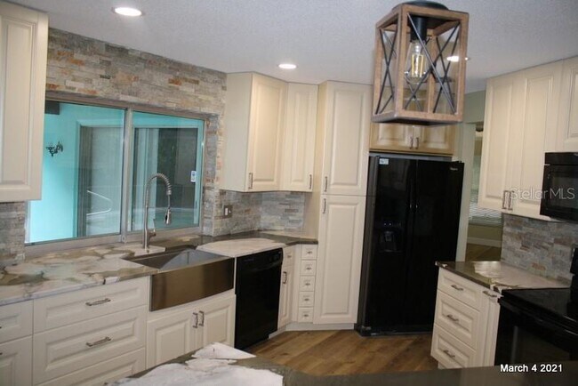 Building Photo - 1404 Silver Oak Dr