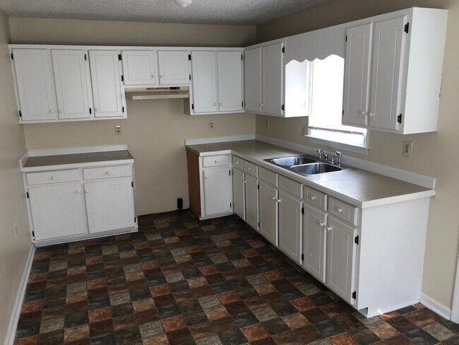Building Photo - 3 Bedroom House - Vouchers Accepted
