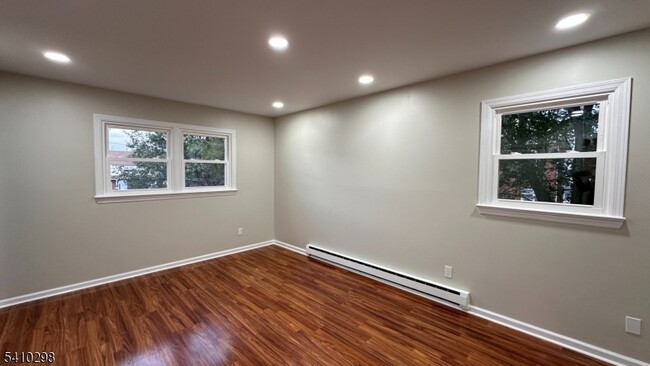 Building Photo - 12 Sipp Ave