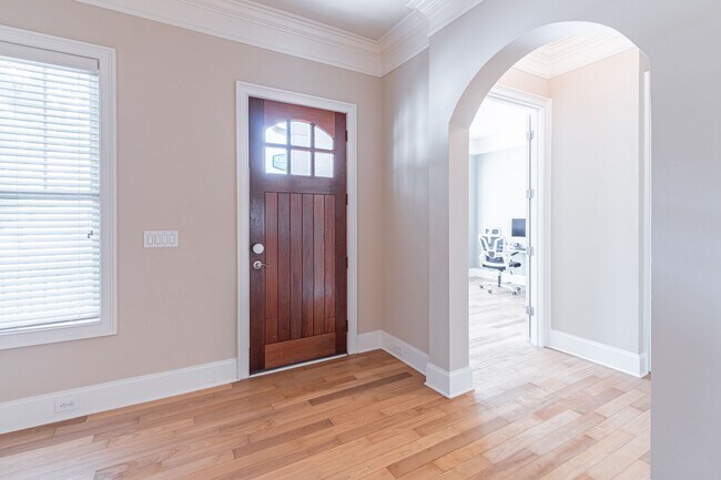Building Photo - Stunning 4-bedroom, 3.5-bathroom home loca...
