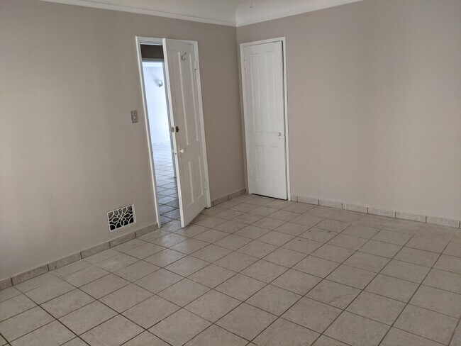 Foto del edificio - 451 N Oakhurst Dr