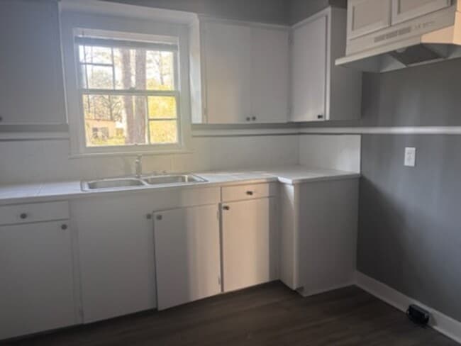 Building Photo - 2121 Oakhurst Dr