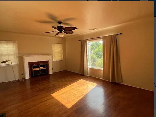 Building Photo - Renovated 3 bed 2 bath.   Ready for move-in