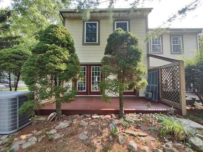 Building Photo - Available! Beautiful End Unit Condo in Bet...