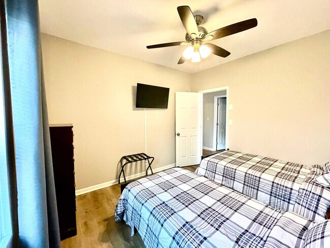 Foto del edificio - 2560 Hammond Dr