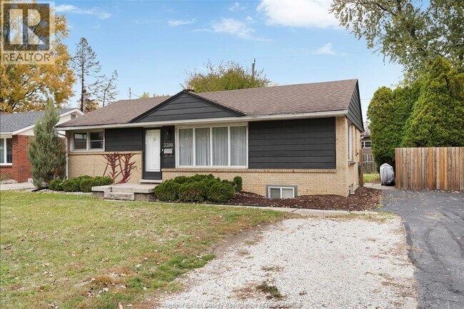 Photo du bâtiment - 3300 MARK Unit# MAIN