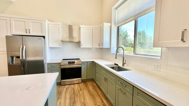 Foto del edificio - Beautifully Remodeled Top to Bottom Single...
