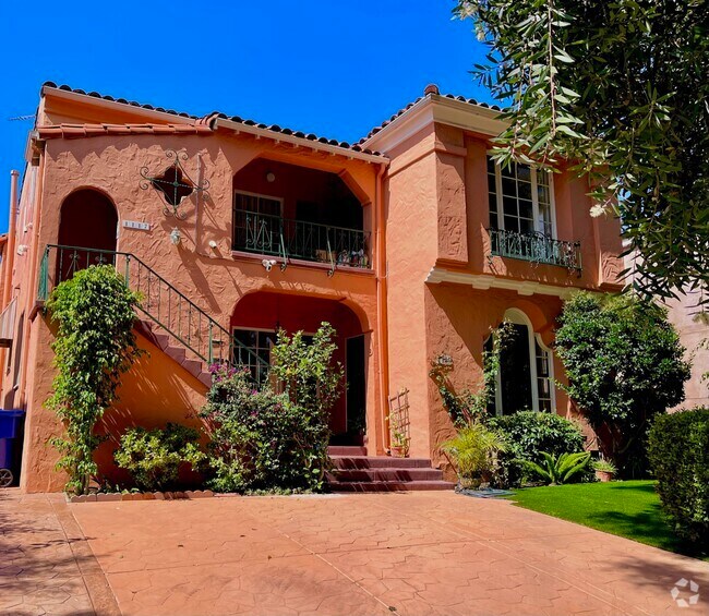 Building Photo - 1115 S La Peer Dr