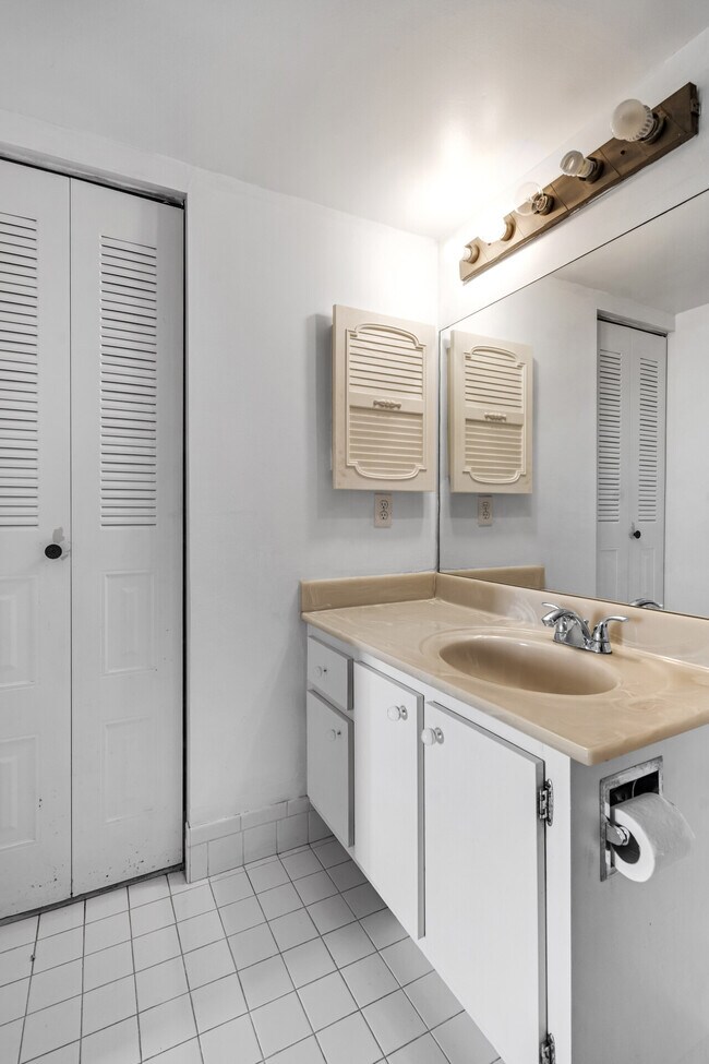 Building Photo - 300 SW 134 Way Pembroke Pines 33027