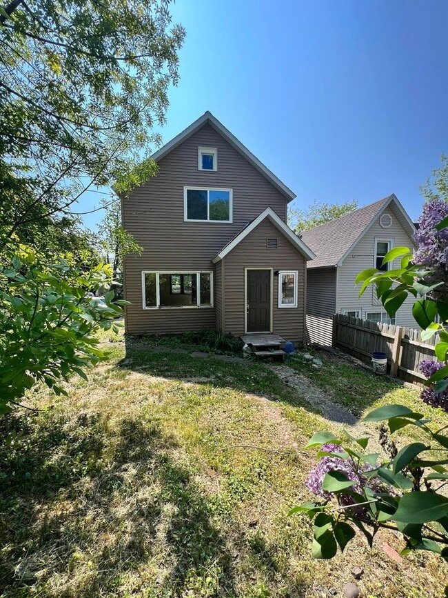 Building Photo - 1718 New St