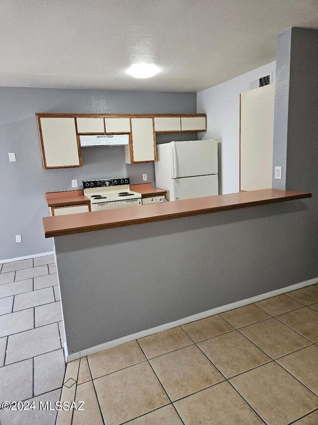 Building Photo - 1693 W Midvale Village Dr