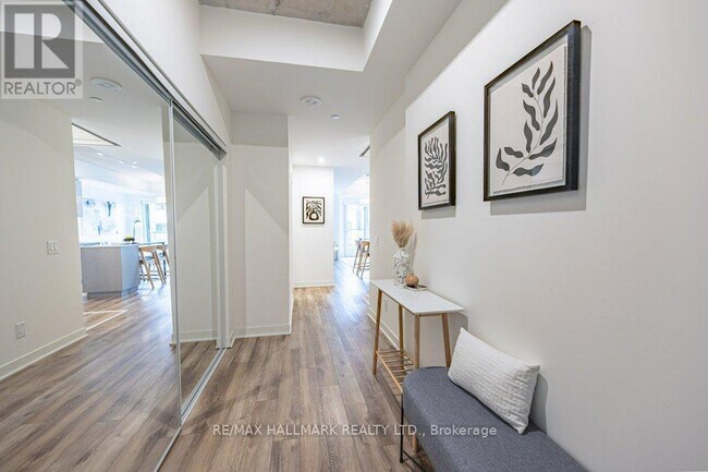 Photo du bâtiment - 1808-1808 St Clair Ave W