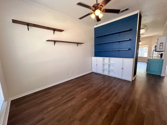 Building Photo - Gorgeous Craftsman home in well establishe...