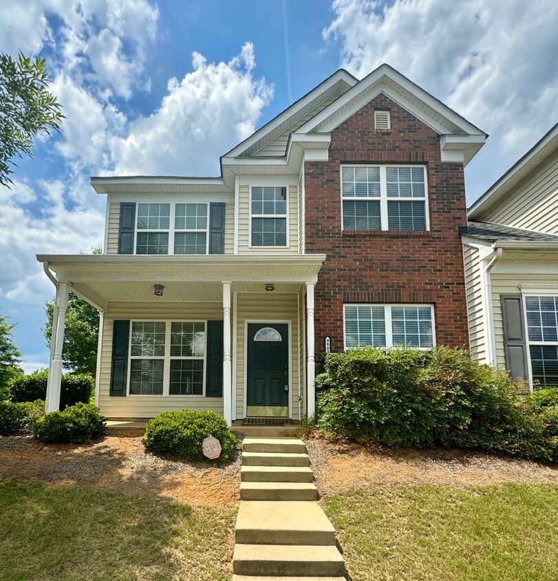 Foto principal - Spacious 4BR/2.5 BA Townhouse in the Unive...