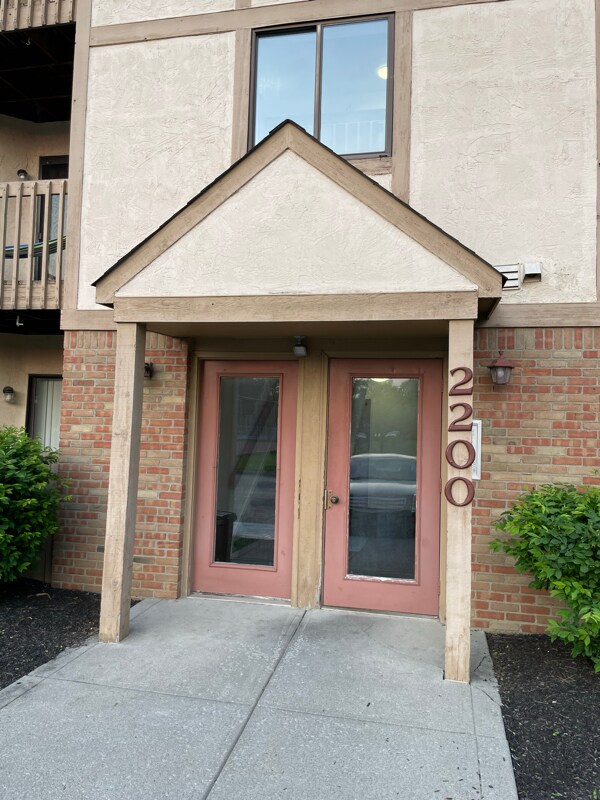 Building Photo - 2200 Hedgerow Road