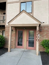 Building Photo - 2200 Hedgerow Road