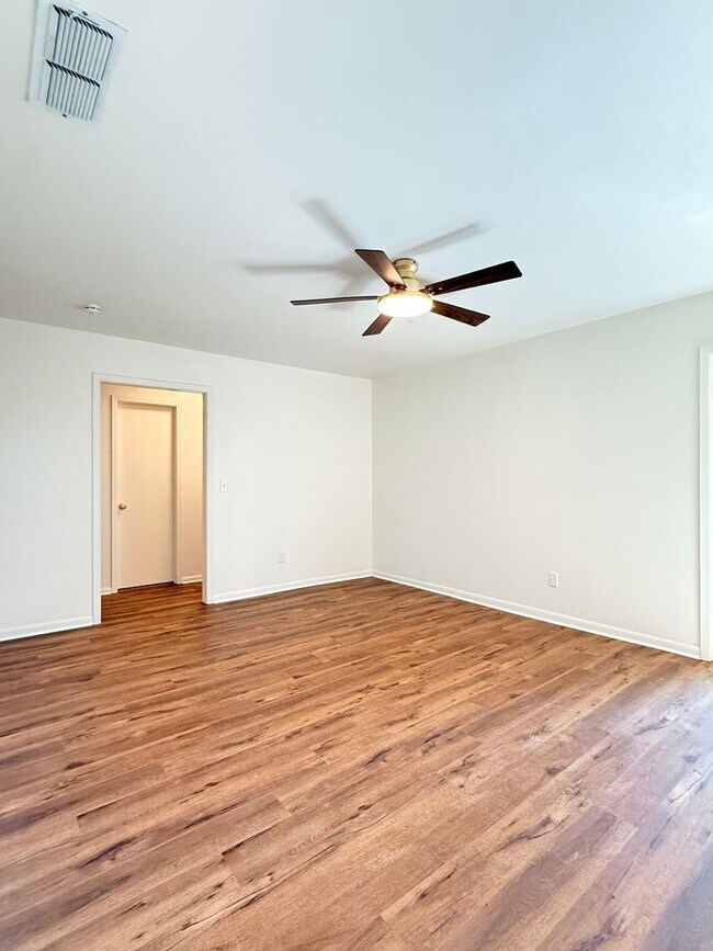 Foto del edificio - 1039 Harris Ln