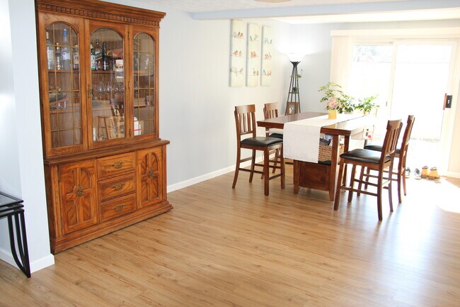 Sala de estar - 1664 Saint Albans Ct