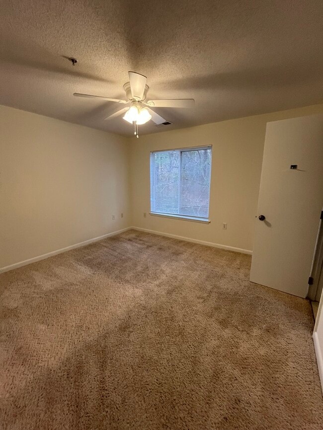 Building Photo - Don't Miss Out! 4 Bed 4 Bath! Washer/Dryer included!