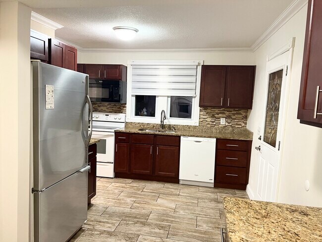 Kitchen - 3947 DuPont Ave N