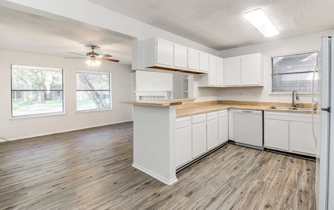 Building Photo - 2900 Jadewood Ct