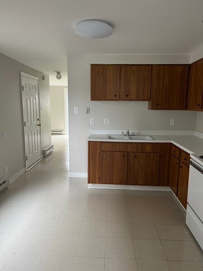 Building Photo - 75 Birchwood Dr