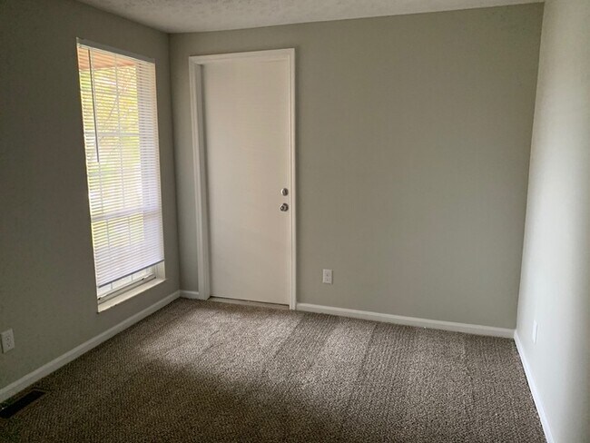 Building Photo - Beautiful 3 Bedroom with Spacious Backyard!