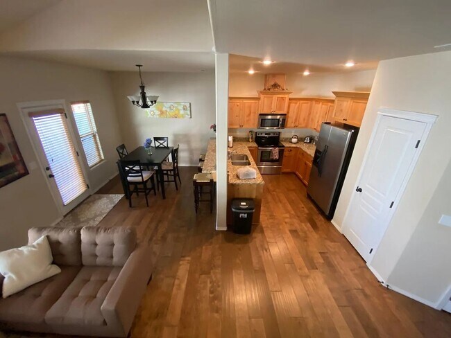 Foto del edificio - Beautiful home in quiet Pine Tree Village Community neighborhood