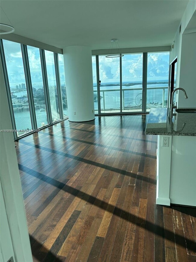 Foto del edificio - 888 Biscayne Blvd
