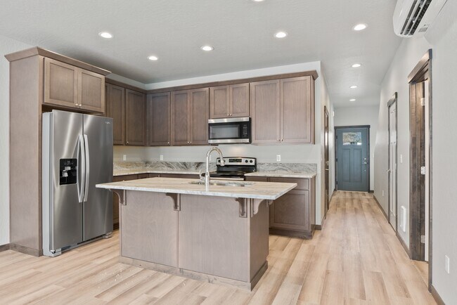 Building Photo - 4 7th St