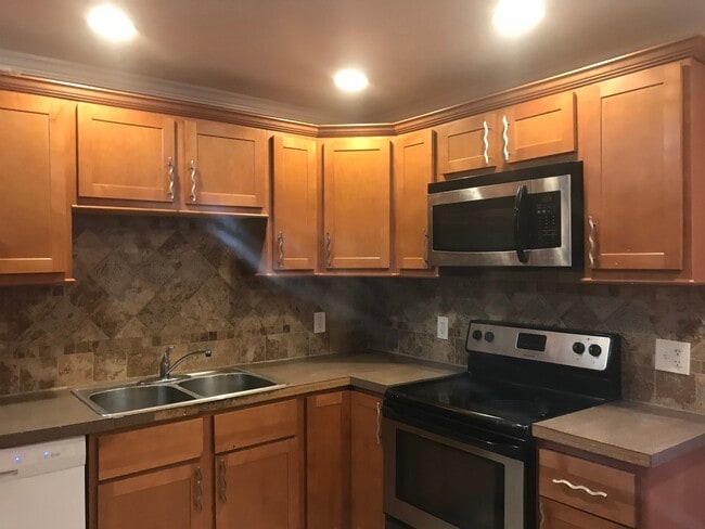 Building Photo - 3 Bedroom 1 bath home for lease in Maple H...