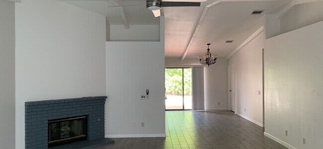 Building Photo - Beautiful Palm Desert home with Desert Lan...