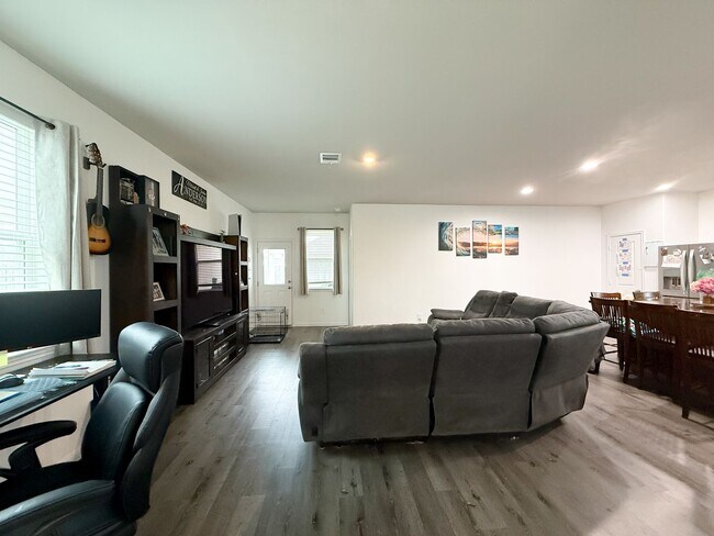 Foto del edificio - 4 Bed, 3.5 Bath Home in Bryan for March Move In!