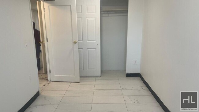 Foto del edificio - COZY 2 BEDEROOM ON THE GARDEN LEVEL EAST 4...