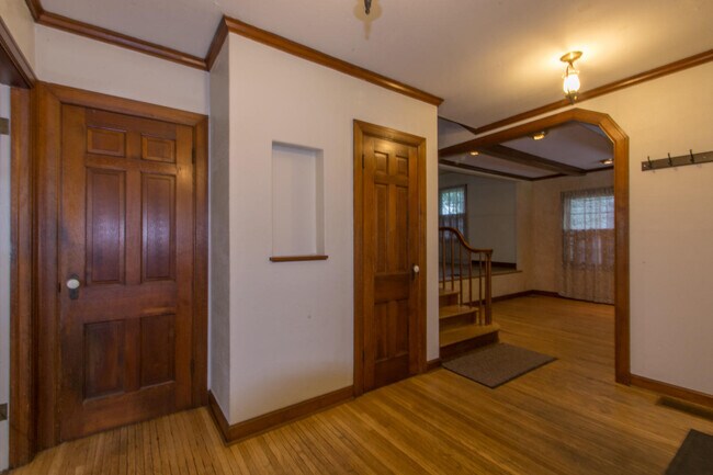 Foto del edificio - 321 S Eastside Dr