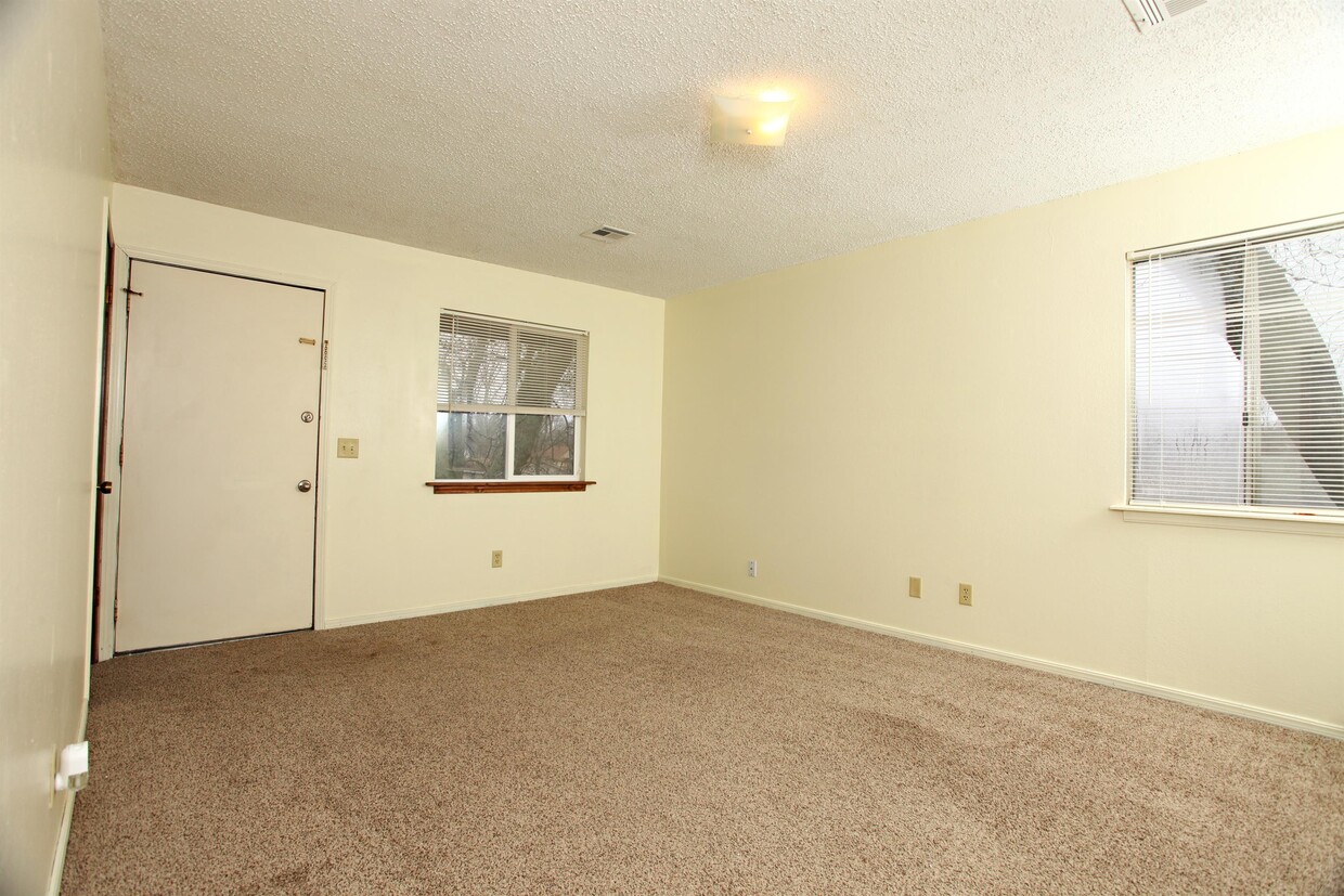 Primary Photo - 612 S Forrest St