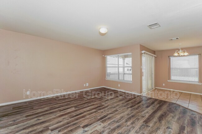 Foto del edificio - 9327 Bartlett Falls