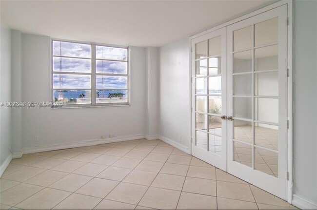 Building Photo - 1455 N Treasure Dr