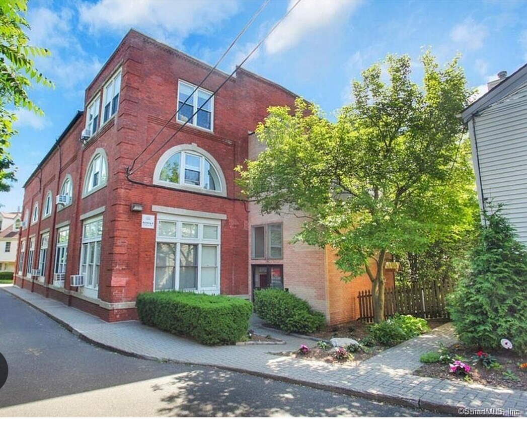 Primary Photo - 32 Pine St