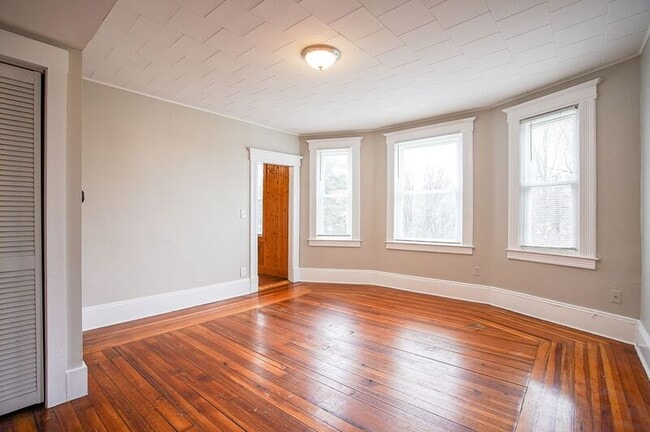 Building Photo - 10-12 River Street