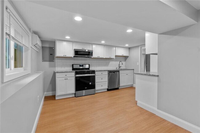 Foto del edificio - 376 Arnolds Neck Dr