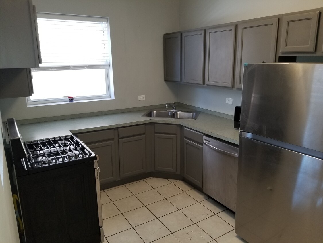 Kitchen - 1014 N Ashland Ave